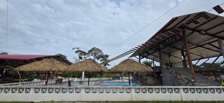 Les carbets et la piscine centrale