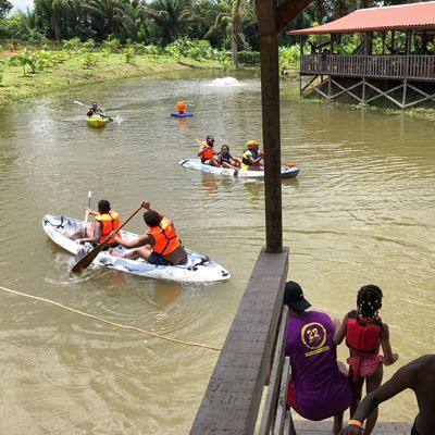 Kayaks sur le plan d’eau