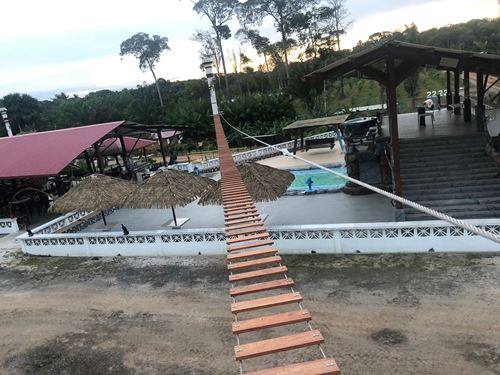 La longue passerelle en bois