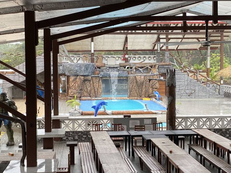 La piscine et les tables couvertes