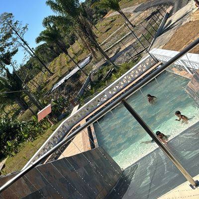 Piscine avec toboggan