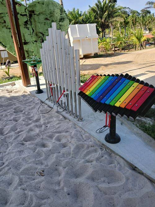 Le xylophone géant sur le sable